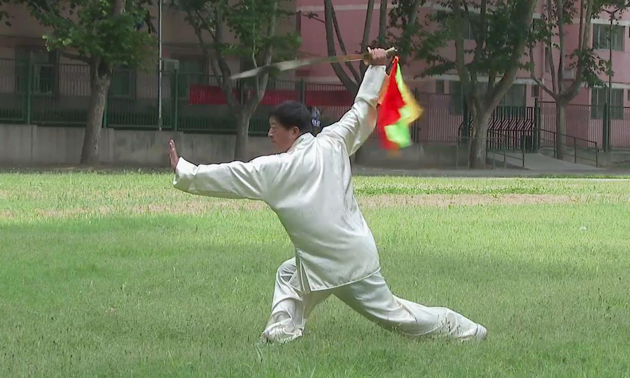 动作要点:挥刀时转身要快,以身体带动上肢,右脚落地要稳.