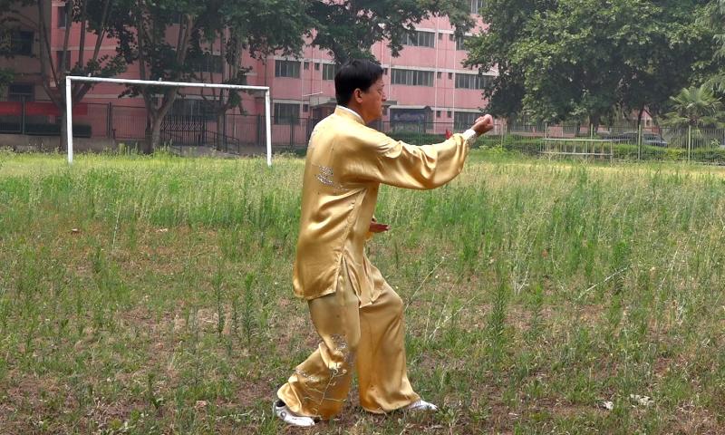 (7)上步左劈拳:动作要领与劈拳第(3)式相同.