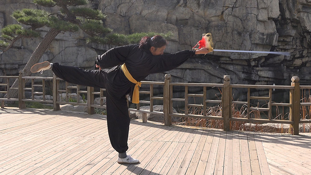 弓步剑指32.虚步亮掌33.