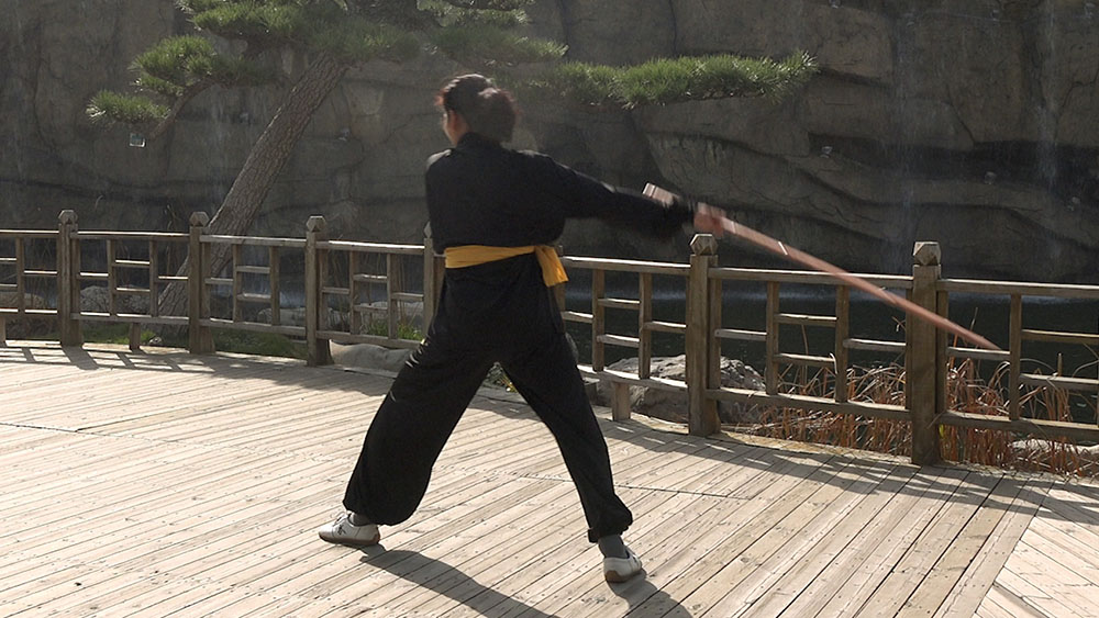 左搬右挑上拦下打6.搅棍平刺5.换把玉环步横扫千军4.