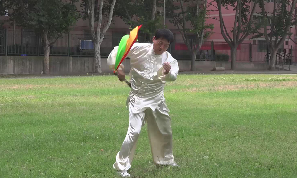 马步横劈刀 42.马步横劈刀 43.虚步藏刀第八段:44.右弹腿撩刀 45.