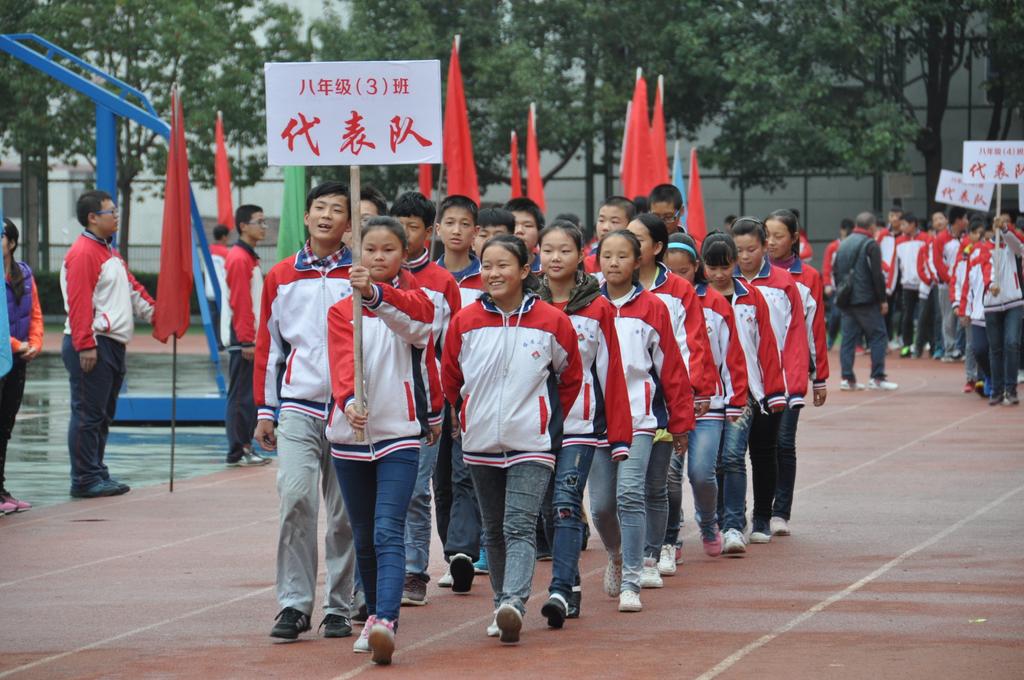 陕西省镇安县第二中学举行该校第十三届田径运动会,镇安二中校长为校